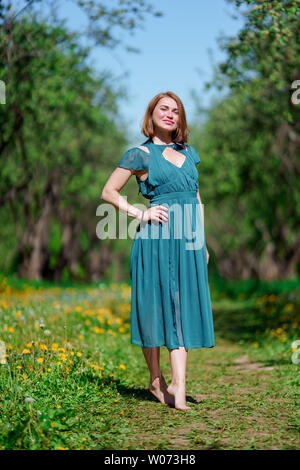 In voller Länge Foto von Frau im langen Kleid Stockfoto