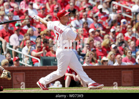 St. Louis Cardinals Matt Holliday Uhren sein 3 run Home Run im Park im sechsten Inning gegen die Cincinnati Reds am Busch Stadium in St. Louis am 19. April 2012. UPI/Rechnung Greenblatt Stockfoto