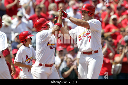 St. Louis Cardinals Matt Holliday (R) gratuliert zu Hause Platte von Rafael Furcal nach seinem 3 run Home Run im sechsten Inning am Busch Stadium in St. Louis am 19. April 2012. Cincinnati gewann das Spiel 6-3. UPI/Rechnung Greenblatt Stockfoto