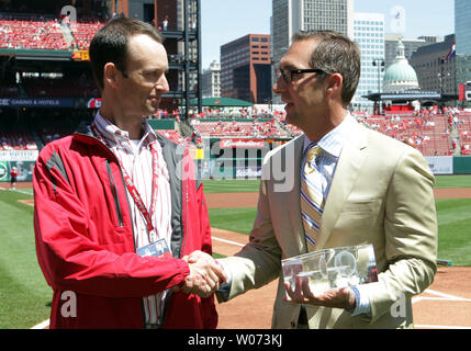 St. Louis Cardinals Präsident Bill DeWitt III (L) präsentiert Team General Manager John Mozeliak 2011 Gibby Award für die Baseball Executive des Jahres während der Zeremonien abgestimmt wird am Busch Stadium in St. Louis am 19. April 2012. UPI/Rechnung Greenblatt Stockfoto