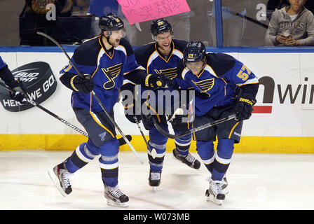 St. Louis Blues Patrik Berglund von Schweden (L) und Alex Pietrangelo (C) Skate in David Perron des gewinnenden Ziel des Spiels in der dritten Periode gegen die San Jose Sharks in Spiel fünf der Stanley Cup Playoffs im Scottrade Center in St. Louis am 21 April, 2012 feiern. St. Louis gewann das Spiel 3-1 und der Serie. UPI/Rechnung Greenblatt Stockfoto