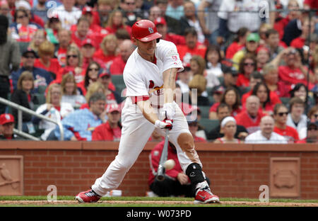 St. Louis Cardinals Matt Holliday verbindet mit einem pitch nur zur zweiten Base fliegen im siebten Inning gegen die Milwaukee Brewers am Busch Stadium in St. Louis am 29. April 2012. Milwauke gewann das Spiel 3-2. UPI/Rechnung Greenblatt Stockfoto