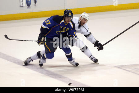 Los Angeles Kings Jeff Carter stürzt in St. Louis Blues David Perron in der zweiten Periode von Spiel 2 des Stanley Cup Playoff Spiel im Scottrade Center in St. Louis am 30. April 2012. UPI/Rechnung Greenblatt Stockfoto