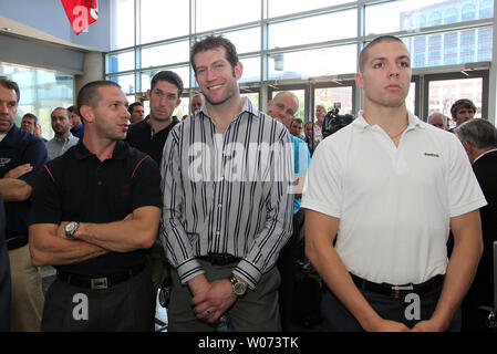 St. Louis Blues Spieler (L und R) Scott Nichol, B.J. Crombeen, David Backes und David Perron hören, als Tom Stillman, Vorsitzender und CEO der Gipfel der Verteilung als Führer einer neuen Gruppe von 16, die über das Eigentum an den St. Louis Blues nehmen eingeführt wird, während einer Pressekonferenz auf der Scottrade Center in St. Louis am 10. Mai 2012. Der Kauf beinhaltet die Scottrade Center Leasing, die Peoria Rivermen Franchise und der Peabody Opera House. UPI/Rechnung Greenblatt Stockfoto