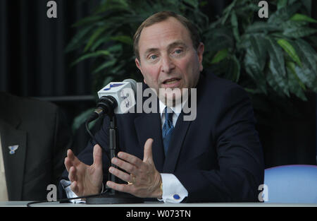 NHL Commissioneer Gary Bettman Kommentare über den Verkauf der St. Louis Blues Tom Stillman, Vorsitzender und CEO der Gipfel der Verteilung und einer Gruppe von 16 während einer Pressekonferenz auf der Scottrade Center in St. Louis am 10. Mai 2012. Der Kauf beinhaltet die Scottrade Center Leasing, die Peoria Rivermen Franchise und der Peabody Opera House. UPI/Rechnung Greenblatt Stockfoto