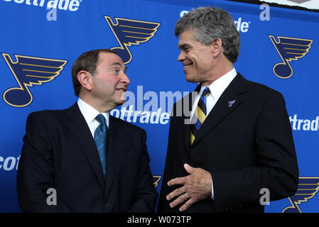 Tom Stillman, Vorsitzender und CEO der Gipfel der Verteilung (R) Gespräche mit NHL Beauftragter Gary Bettman nach dem neuen Besitz der St. Louis Blues, geführt von Stillman ist während einer Pressekonferenz auf der Scottrade Center in St. Louis am 10. Mai 2012 eingeführt. Der Kauf beinhaltet die Scottrade Center Leasing, die Peoria Rivermen Franchise und der Peabody Opera House. UPI/Rechnung Greenblatt Stockfoto