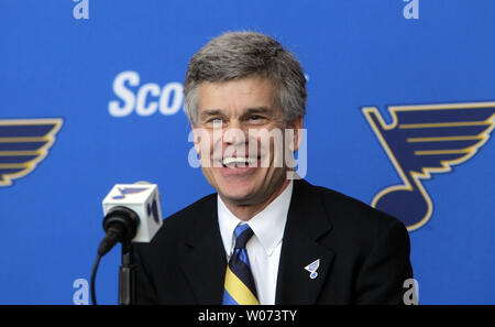 Tom Stillman, Vorsitzender und CEO der Gipfel lächelt Verteilen wie Er bereitet eine neue Gruppe von 16, die über das Eigentum an der St. Louis Blues, während einer Pressekonferenz in der Scottrade Center in St. Louis am 10 Mai, 2012 einzuführen. Der Kauf beinhaltet die Scottrade Center Leasing, die Peoria Rivermen Franchise und der Peabody Opera House. UPI/Rechnung Greenblatt Stockfoto