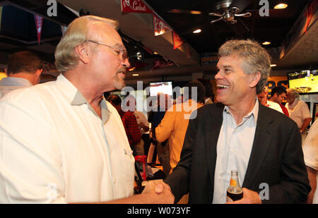 Konrad Dobler der alten St. Louis Fußball Kardinäle (L) begrüßt neuen St. Louis Blues Eigentümer Tom Stillman während der Ansage Zeremonien für die Kategorie 2012 der St. Louis Sports Hall of Fame in Maryland Heights, Missouri am 20. Mai 2012. UPI/Rechnung Greenblatt Stockfoto