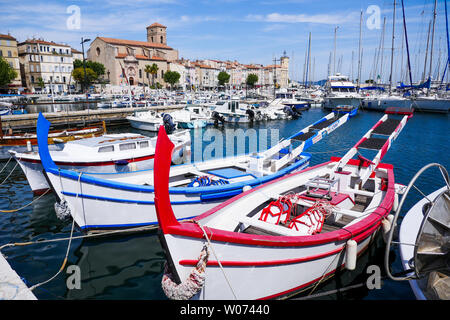 Fischerstechen Boote im Quay in der Hafen mit, in der zweiten Reihe unserer Lieben Frau von der Himmelfahrt Kirche, La Ciotat, Bouches-du-Rhône, Frankreich Stockfoto
