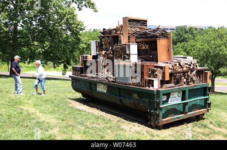 Besucher Laumeier Sculpture Park erhalten Sie einen genaueren Blick auf hohe Oliver Bishop-Young's 'Aufstieg', in St. Louis am 1. Juni 2012. Oliver Bishop-Young hat einen Müllcontainer genommen und es mit Phishing-nachrichten Möbel, Holz und Reisig gestapelt, so dass damit eine Alternative zum Nistplatz für Vögel, Insekten und verschiedene Kreaturen. Die Skulptur ist Teil einer Ausstellung namens Lager heraus: Das finden sich in einer instabilen Welt. UPI/Rechnung Greenblatt Stockfoto