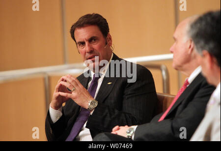 Mark Reuss, (L), Präsident von General Motors Nordamerika, macht ein Punkt während einer Podiumsdiskussion, seine Perspektiven auf die Zukunft der Automobilindustrie Transport und wie Pkw wirtschaftlich lebensfähige und sozial relevant zu halten, im Donald Danforth Plant Science Center in Creve Coeur, Missouri am 4. Juni 2012. UPI/Rechnung Greenblatt Stockfoto