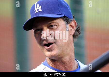 Los Angeles Dodgers manager Don Mattingly Gespräche mit einer seiner Trainer während eines Spiels gegen die St. Louis Cardinals am Busch Stadium in St. Louis am 23. Juli 2012. UPI/Rechnung Greenblatt Stockfoto