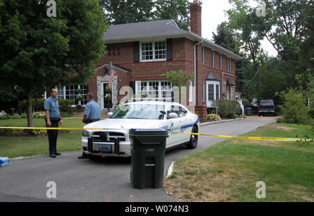 Glendale Polizei Schutz an einem Haus, in dem eine Mutter ihre beiden Kinder selbst in Gelndale, Missouri am 29. Juli 2012 ermordet. Die Polizei sagt der Vater rief die Polizei, nachdem er Schüsse hörte. Polizei glauben der Mutter schoß ihre zwei Kinder im Alter von neun und elf und dann sich. Zwei Opfer waren zu einem Bereich Krankenhaus, wo sie tot ausgesprochen wurden und man Opfer war ausgeprägte Tote an der Szene transportiert. Der Vater wird von der Polizei gefragt. UPI/Rechnung Greenblatt Stockfoto