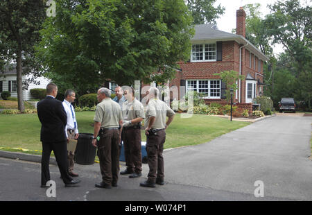 Mitglieder des Major Case Squad bereiten Sie ein Haus, in dem eine Mutter ihre beiden Kinder selbst in Gelndale, Missouri am 29. Juli 2012 ermordet. Die Polizei sagt der Vater rief die Polizei, nachdem er Schüsse hörte. Polizei glauben der Mutter schoß ihre zwei Kinder im Alter von neun und elf und dann sich. Zwei Opfer waren zu einem Bereich Krankenhaus, wo sie tot ausgesprochen wurden und man Opfer war ausgeprägte Tote an der Szene transportiert. Der Vater wird von der Polizei gefragt. UPI/Rechnung Greenblatt Stockfoto