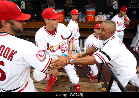 Ehemalige St. Louis Cardinals shortstop und National Baseball Hall of Fame Mitglied Ozzie Smith (R) sagt Hallo zu Krüge Jake Westbrook und Joe Kelly nach dem Spiel Zeremonien am Busch Stadium in St. Louis am 4. August 2012. Die 1982 Kardinäle sind Wiedervereinigung ihren Sieg über die Milwaukee Brewers in der 1982 World Series zu feiern. UPI/Rechnung Greenblatt Stockfoto
