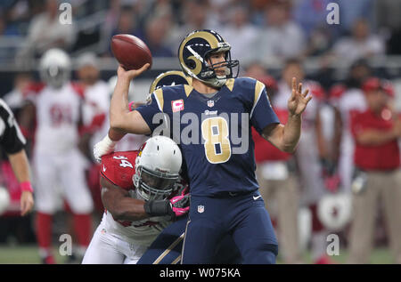 St. Louis Rams Quarterback SAM Bradford wirft den Fußball als Arizona-kardinäle Sam Acho Fortschritte im ersten Quartal an der Edward Jones Dome in St. Louis am 4. Oktober 2012. UPI/Rechnung Greenblatt Stockfoto
