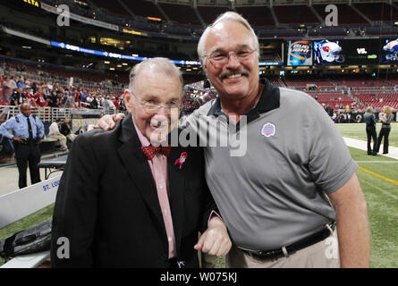 Arizona Cardinals Inhaber Bill Bidwell (L) und ehemaligen St. Louis Cardinals player Konrad Dobler grüßt einander vor der Arizona Cardinals - St. Louis Rams football Spiel auf dem Edward Jones Dome in St. Louis am 4. Oktober 2012. UPI/Rechnung Greenblatt Stockfoto