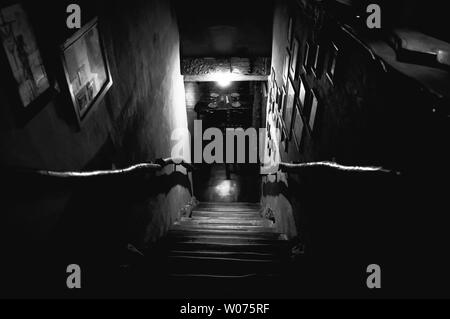 Dramatische Sicht der Treppe von oben in die Finsternis der alten Pub Stockfoto