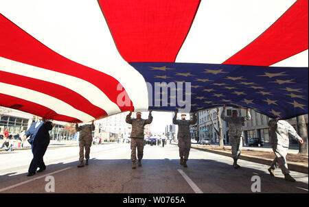 Veteranen eine übergroße amerikanische Flagge in den Veterans Day Parade in der Innenstadt von St. Louis am 10. November 2012. UPI/Rechnung Greenblatt Stockfoto