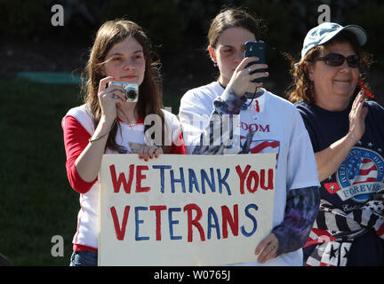 Parade - goers halten ein Zeichen danken Veteranen während des Veterans Day Parade in der Innenstadt von St. Louis am 10. November 2012. UPI/Rechnung Greenblatt Stockfoto