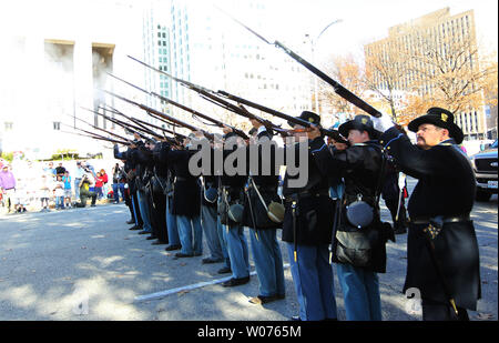 Zivile Weise renactors Feuer ihre Waffen während des Veterans Day Parade in der Innenstadt von St. Louis am 10. November 2012. UPI/Rechnung Greenblatt Stockfoto