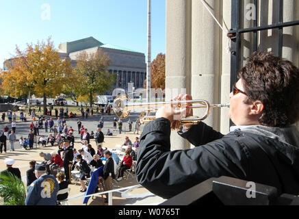 Ein Trompeter spielt Tippt während Veterans Day Zeremonien bei Soilders Denkmal in der Innenstadt von St. Louis am 10. November 2012. UPI/Rechnung Greenblatt Stockfoto
