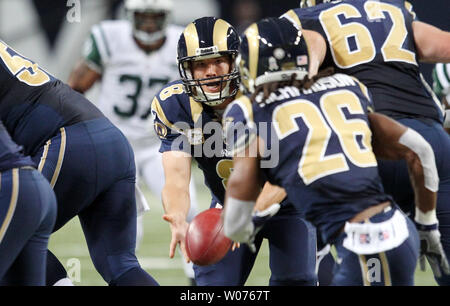 St. Louis Rams Quarterback SAM Bradford Hände die Fussball-aktie hat Daryl Richardson im vierten Viertel gegen die New York Jets an der Edward Jones Dome in St. Louis am 18. November 2012. New York gewann das Spiel 27-13. UPI/Rechnung Greenblatt Stockfoto