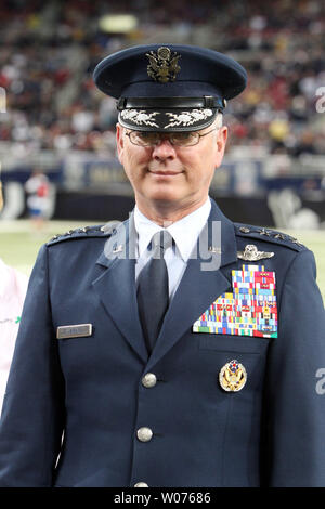 Generalleutnant Robert R. Allardice, Stellvertretender Kommandeur, Air Mobility Command, Scott Air Force Base, Illinois steht für den Münzwurf vor der New York Jets-St. Louis Rams football Spiel auf dem Edward Jones Dome in St. Louis am 18. November 2012. UPI/Rechnung Greenblatt Stockfoto