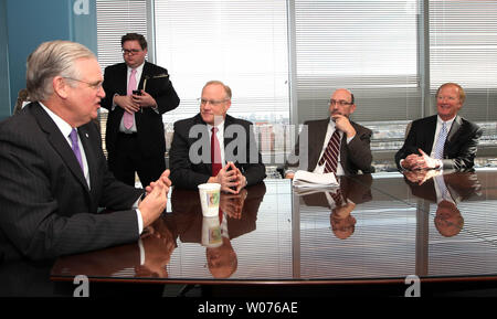 Missouri Gouverneur Jay Nixon erläutert seine Pläne Gesundheitsversorgung für weitere etwa 300.000 Missourians, BJC Health Care Executives in St. Louis am 29. November 2012 zur Verfügung zu stellen. Nixon sagt der Schritt würde nicht nur die allgemeine Gesundheit der Bewohner des Staates profitieren, sondern es würde auch eine steuerlich verantwortlich für die Staat Missouri und Steuerzahler werden, da die Bundesmittel werden 100 Prozent der Kosten für die ersten drei Jahre abdecken und 90 Prozent oder mehr in den folgenden Jahren. UPI/Rechnung Greenblatt Stockfoto