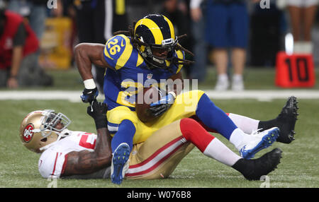 San Francisco 49'ers NaVorro Bowman bringt St. Louis Rams Daryl Richardson im zweiten Quartal an der Edward Jones Dome in St. Louis am Dezember 2, 2012. UPI/Rechnung Greenblatt Stockfoto