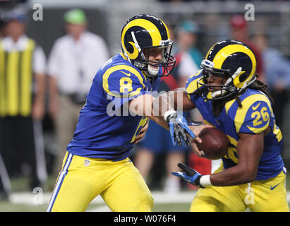St. Louis Rams Sam Bradford Hände die Fussball-aktie hat Daryl Richardson im zweiten Viertel gegen die San Francisco 49ers an der Edward Jones Dome in St. Louis am Dezember 2, 2012. St. Louis besiegt San Francisco 16-13. UPI/Rechnung Greenblatt Stockfoto