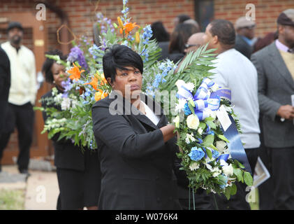 Die Beamten bringen Blumen hinter dem Sarg von Jerry Brown, Jr. während seiner Beerdigung am missionarischen Hopewell Baptist Church in St. Louis am 15. Dezember 2012. Die Dallas CowboysÕ practice squad Nase Gerät wurde in einem Irving Autounfall am 8. Dezember 2012 getötet, als sein bester Freund und Teamkollege Josh Brent schlug eine Kandare, das Fahrzeug. UPI/Rechnung Greenblatt Stockfoto