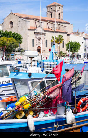 Fishermens Boote im Quay in der Hafen mit, in der zweiten Reihe unserer Lieben Frau von der Himmelfahrt Kirche, La Ciotat, Bouches-du-Rhône, Frankreich Stockfoto