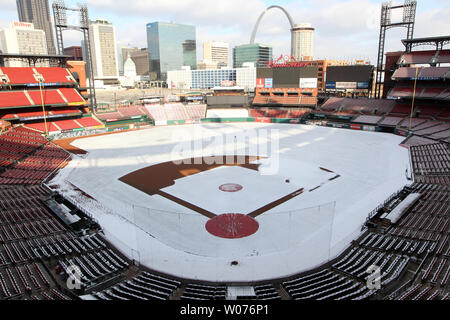 Ein Abstauben von Schnee bedeckt die Busch Stadim Spielfläche in St. Louis am 29. Dezember 2012. Schnee fiel in St. Louis am 28. Dezember 2012, mit Mengen von 1/2-Zoll in der Innenstadt zu sieben Zoll im Süden und Osten. UPI/Rechnung Greenblatt Stockfoto