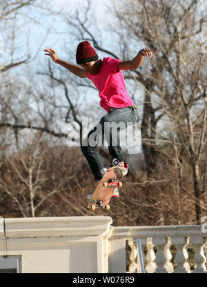 Skateboarder Patrick Harris skates von einem Riff in der Nähe der Emerson Grand Bassin in Forest Park in St. Louis 11. Januar, 2013. Die Temperaturen erreichen 67 Grad in St. Louis, Wanderer, Läufer, Radfahrer und Golfer die Sonne zu expirence vor kalten Temperaturen in der kommenden Woche zurück. UPI/Rechnung Greenblatt Stockfoto