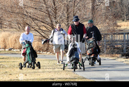 Golfspieler machen sich auf den Weg, um die Karre Weg nach ihrem Abschlag in Forest Park in St. Louis 11. Januar, 2013. Die Temperaturen erreichen 67 Grad in St. Louis, Wanderer, Läufer, Radfahrer und Golfer die Sonne zu erleben, bevor kälteren Temperaturen in der kommenden Woche zurück. UPI/Rechnung Greenblatt Stockfoto