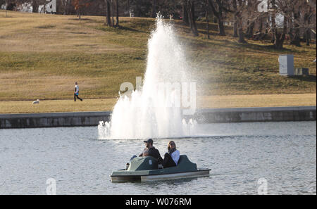 Bootsfahrer pedal Vergangenheit Brunnen in der Emerson Grand Bassin in Forest Park in St. Louis 11. Januar, 2013. Die Temperaturen erreichen 67 Grad in St. Louis, Wanderer, Läufer, Radfahrer und Golfer die Sonne zu erleben, bevor kälteren Temperaturen in der kommenden Woche zurück. UPI/Rechnung Greenblatt Stockfoto