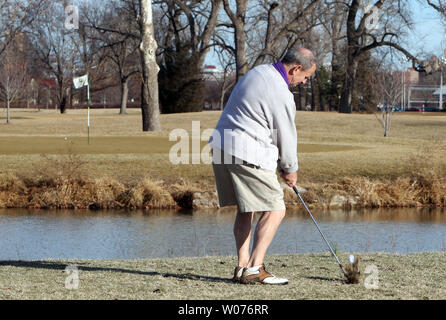 Ein Golfspieler nimmt seinen zweiten Schuß beim tragen kurze Hosen in Forest Park in St. Louis 11. Januar, 2013. Die Temperaturen erreichen 67 Grad in St. Louis, Wanderer, Läufer, Radfahrer und Golfer die Sonne zu erleben, bevor kälteren Temperaturen in der kommenden Woche zurück. UPI/Rechnung Greenblatt Stockfoto