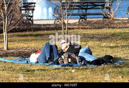 Besucher Forest Park lag auf einer Decke in der Nähe der Emerson Grand Bassin in Forest Park in St. Louis 11. Januar, 2013. Die Temperaturen erreichen 67 Grad in St. Louis, Wanderer, Läufer, Radfahrer und Golfer die Sonne zu erleben, bevor kälteren Temperaturen in der kommenden Woche zurück. UPI/Rechnung Greenblatt Stockfoto