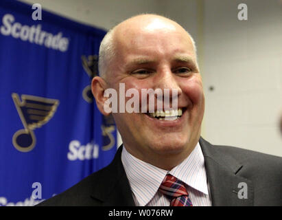 St. Louis Blues General Manager Doug Armstrong Lächeln als er spricht mit Reportern, nachdem es verkündet wurde Armstrong einen Fünfjahresvertrag extention unterzeichnet worden ist, wurde im Scottrade Center in St. Louis 16. Januar 2013. Armstrong, der in der NHL 2012 General Manager des Jahres, ist das 11. General Manager in Blues' Geschichte benannt wurde und führte die 2011-12 Mannschaft zu ihrem ersten zentralen Abteilung Titel seit 2000 und eine Vorrechtaufzeichnung 30-6-5 Mark zu Hause. UPI/Rechnung Greenblatt Stockfoto