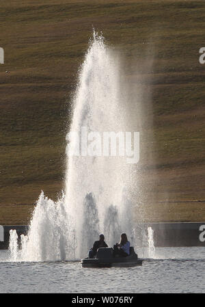 Bootsfahrer pedal Vergangenheit Brunnen in der Emerson Grand Bassin in Forest Park in St. Louis 11. Januar, 2013. Die Temperaturen erreichen 67 Grad in St. Louis, Wanderer, Läufer, Radfahrer und Golfer die Sonne zu erleben, bevor kälteren Temperaturen in der kommenden Woche zurück. UPI/Rechnung Greenblatt Stockfoto