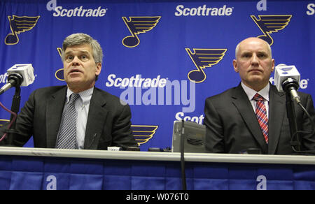 St. Louis Blues Eigentümer Tom Stillman (L) Adressen Reportern als General Manager Doug Armstrong hört, bevor es verkündet wurde Armstrong einen Fünfjahresvertrag extention unterzeichnet worden ist, wurde im Scottrade Center in St. Louis 16. Januar 2013. Armstrong, der in der NHL 2012 General Manager des Jahres, ist das 11. General Manager in Blues' Geschichte benannt wurde und führte die 2011-12 Mannschaft zu ihrem ersten zentralen Abteilung Titel seit 2000 und eine Vorrechtaufzeichnung 30-6-5 Mark zu Hause. UPI/Rechnung Greenblatt Stockfoto