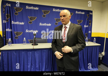 St. Louis Blues General Manager Doug Armstrong wartet mit Reportern auf einer zu sprechen, nachdem es verkündet wurde er zu einem 5-Jahres-Vertrag extention unterzeichnet worden ist, wurde im Scottrade Center in St. Louis 16. Januar 2013. Armstrong, der in der NHL 2012 General Manager des Jahres, ist das 11. General Manager in Blues' Geschichte benannt wurde und führte die 2011-12 Mannschaft zu ihrem ersten zentralen Abteilung Titel seit 2000 und eine Vorrechtaufzeichnung 30-6-5 Mark zu Hause. UPI/Rechnung Greenblatt Stockfoto