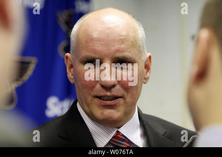 St. Louis Blues General Manager Doug Armstrong spricht mit Reportern, nachdem es verkündet wurde er zu einem 5-Jahres-Vertrag extention unterzeichnet worden ist, wurde im Scottrade Center in St. Louis 16. Januar 2013. Armstrong, der in der NHL 2012 General Manager des Jahres, ist das 11. General Manager in Blues' Geschichte benannt wurde und führte die 2011-12 Mannschaft zu ihrem ersten zentralen Abteilung Titel seit 2000 und eine Vorrechtaufzeichnung 30-6-5 Mark zu Hause. UPI/Rechnung Greenblatt Stockfoto