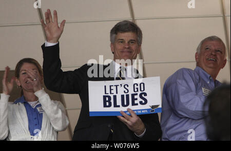 St. Louis Blues Eigentümer Tom Stillman Wellen zu der Masse, wie er vor dem Beginn der Detroit Red Wings, St. Louis Blues hockey Spiel im Scottrade Center in St. Louis 19. Januar 2013 eingeführt wird. UPI/Rechnung Greenblatt Stockfoto