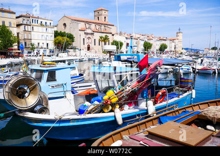 Fishermens Boote im Quay in der Hafen mit, in der zweiten Reihe unserer Lieben Frau von der Himmelfahrt Kirche, La Ciotat, Bouches-du-Rhône, Frankreich Stockfoto