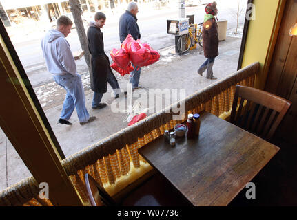 Menschen gehen vorbei die Ballons und Blumen auf den Stan Musial Sterne vor seinen Lieblingstisch in Blueberry Hill Restaurant platziert auf der St. Louis des Ruhmes in University City, Missouri am 23. Januar 2013 laufen. Musial, einem ehemaligen St. Louis Kardinal und Mitglied der National Baseball Hall of Fame, starb im Alter von 92 Jahren am 19. Januar. UPI/Rechnung Greenblatt Stockfoto