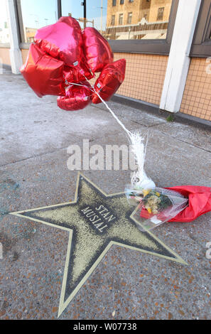 Ballons und Blumen sind auf der Stan Musial Stern auf dem St. Louis Walk of Fame platziert in University City, Missouri am 23. Januar 2013. Musial, einem ehemaligen St. Louis Kardinal und Mitglied der National Baseball Hall of Fame, starb im Alter von 92 Jahren am 19. Januar. UPI/Rechnung Greenblatt Stockfoto