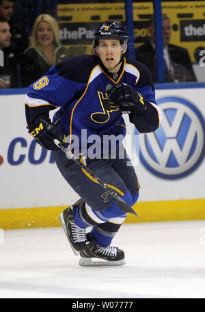 St. Louis Blues Jaden Schwartz skates bis Eis gegen die Anaheim Ducks in der ersten Periode im Scottrade Center in St. Louis am 9. Februar 2013. UPI/Rechnung Greenblatt Stockfoto