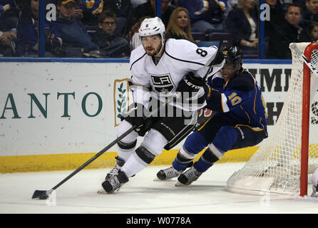 St. Louis Blues Andy McDonald (10) versucht, um Los Angeles Kings Drew Doughty in der ersten Periode im Scottrade Center in St. Louis am 11. Februar 2013 zu erhalten. UPI/Rechnung Greenblatt Stockfoto